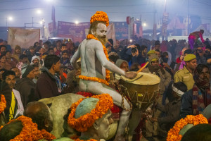 Un naga sadhu a cavallo scandisce il passaggio del corteo battendo un tamburo (ph. Roberto Manfredi)