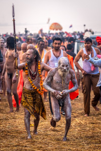 I naga sadhu ritornano dopo le abluzioni (ph. Roberto Manfredi) 