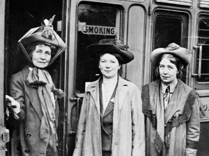 Emmeline Christabel e-Sylvia Pankhurst, Stazione della metropolitana di Waterloo Londra,1911 (Heritage Images AGF)