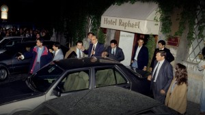 Craxi e il “lancio delle monetine” davanti all'hotel Raphaël (1993