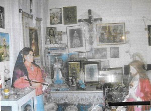 Nella casa di Michelina statue e crocifissi, la Madonna di Montevergine, la statua di Rosa Auricchio, la Madonna di Lourdes