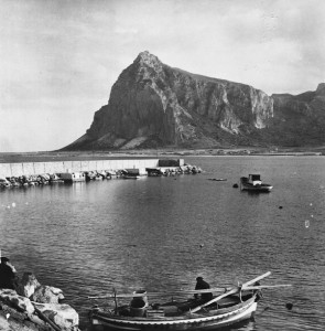 Porto di San Vito lo Capo fine anni ‘50; in primo piano un gozzo per la pesca con lo “specchio” (autore sconosciuto)