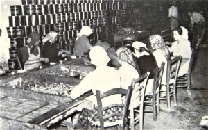 Donne in industria ittica a Milazzo, anni ‘40 (autore sconosciuto) 