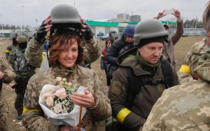 Il matrimonio di due soldati ucraini in un checkpoint di Kievi (Ansa)