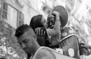 Agrigento, 8 luglio 2018, Processione di San Calò, il bacio del Santo (ph. Gianfranco Jannuzzo)
