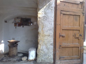 Bottega di Mesciu Peppino Ventura, ferracavaddi (maniscalco). Via Roberto Caputo, Tricase. 29 aprile 2011 (ph.Ornella Ricchiuto, Archivio LiquiMag).