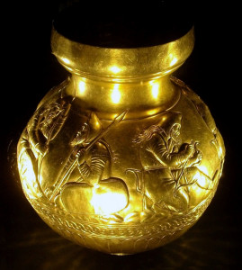 Kurgan di Kul’Oba, Vaso in oro con rappresentazioni di Sciti, da Wikipedia