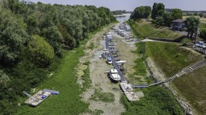 Il fiume Po in secca tra Parma e Reggio (ph. Andrea Fasani/Ansa)
