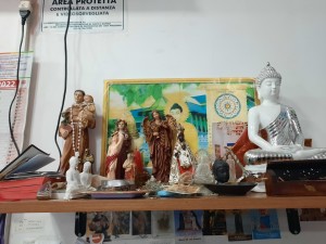 Un altare religioso in un negozio srilankese a Messina. Si distinguono le figure di Buddha, Sant'Antonio di Padova, San Sebastiano, della Madonna di Tindari e dell'Arcangelo Gabriele (ph. Giovanni Cordova)