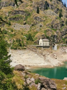 Il lago di Campliccioli in Val le Antrona (Verbania), visibilmente asciutto, agosto 2022 (ph. Chiara Dallavalle)