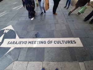 Sarejevo Meeting of Cultures: Inscrizione sulla strada a Sarajevo, realizzata da un'associazione locale impegnata nella valorizzazione del patrimonio culturale della città (foto dell'autore).