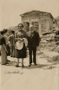 Giuseppe Cocchiara con la moglie ad Atene, 1959 (Archivio familiare Guido Cocchiara) 