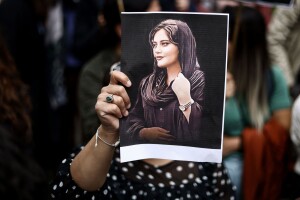 L'immagine di Mahsa Amini in una manifestazione di protesta in Iran
