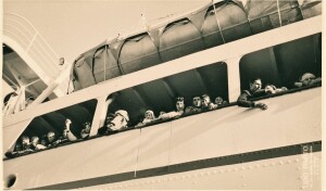  15 aprile 1959 ,Porto di Tunisi, con la famiglia sul ponte della nave 
