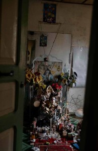 Benin, santuario woodoo in casa dello sciamano, 2018 (ph. Francesco Bellina)