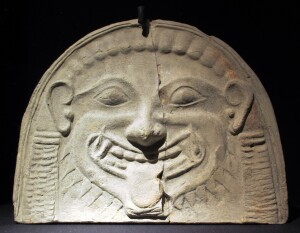 Antefissa semiellittica con gorgone, 525-500 a. C. circa da Taranto, Museo Archeologico Nazionale di Taranto. Dettaglio scultoreo che, generalmente, ornava l’esterno delle case greche. Tra gli scopi de medaglione quello di allontanare gli spiriti maligni e gli sguardi indiscreti dei passanti, terrorizzati dalla smorfia.