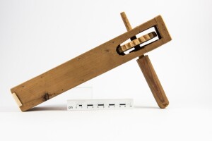 Raganella in legno intagliato, manifattura del XX secolo, da Catania, Museo Sardo di Antropologia ed Etnografia
