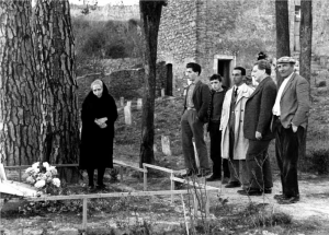 Tricarico, al cimitero la tomba di Rocco Scotellaro, la madre Francesca Armento. 1960