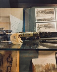Fig. 4. Manico osseo di sciabola ricavato da una testa di femore umano (Etiopia, XIX secolo). 