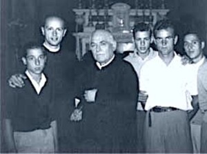 Il giovane don Lorenzo con don Pugi e alcuni ragazzi a San Donato Calenzano