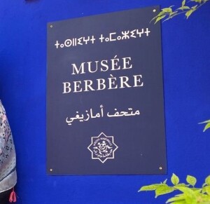 La pancarte du musée Berbère à Marrakech. Mariage de trois écritures : arabe, amazighe et français. Cliché : Souhaila El Jinani, Juillet 2018