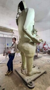 Najet Gherissi e la scultura presentata in avenue Bourguiba