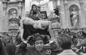 Molfetta, Settimana santa, Il peso del dolore, 1975 (ph. Mino Altomare)