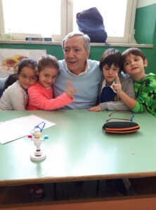 Giuseppe Maurizio Piscopo, maestro di scuola elementare, con isuoi scolari