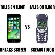Un meme tratto da Facebook che celebra la resistenza dei telefoni Nokia