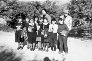 Borgo Calle (agro di Tricarico). Giugno 1950. Rocco Scotellaro con una classe della Scuola elementare rurale insieme alla maestra Maria Teresa Sattamino