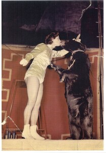 Luisella Biamino, detta La Loy, si esibisce in uno spettacolo con un piccolo orso.