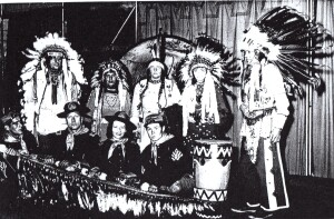 La troupe degli indiani Sioux Buffalos, con artisti in veste di indiani, e con Gustavo Cottino, Luisella Biamino ed altri due personaggi, tutti in veste di soldati a cavallo della Guerra di Secessione americana. Gli artisti che lavoravano come indiani erano nomadi tedeschi sfuggiti alle persecuzioni naziste.