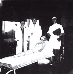 Esibizione de La donna serpente (una sorta di sirena, anni Sessanta). La ragazza sdraiata sul lettino è Luisella Biamino; al centro Gustavo Cottino in veste di medico, a sinistra un personaggio femminile, a destra un uomo in veste di infermiere, che reca una radiografia.