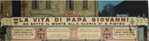 Esterno di un padiglione di statue di cera, in grandezza naturale, nel quale si espongono le storie della vita di Papa Giovanni XXIII. Il luogo è Carpi (Modena), circa 1976. Per presentare questa attrazione, Cottino ed i suoi collaboratori indossavano una sorta di clergyman. Iscrizioni: LA VITA DI PAPA GIOVANNI DA SOTTO IL MONTE ALLA GLORIA DI SAN PIETRO IN SUGGESTIVE SCENOGRAFIE / MOMENTI INDIMENTICABILI / DELLA VITA DEL PAPA BUONO / A FAVORE DELLA FONDAZIONE / PRO JUVENTUTE DON CARLO GNOCCHI Altre iscrizioni sono in lingua francese, inglese, spagnolo, tedesco, e ancora in italiano 