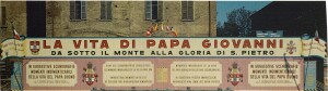 Esterno di un padiglione di statue di cera, in grandezza naturale, nel quale si espongono le storie della vita di Papa Giovanni XXIII. Il luogo è Carpi (Modena), circa 1976. Per presentare questa attrazione, Cottino ed i suoi collaboratori indossavano una sorta di clergyman. Iscrizioni: LA VITA DI PAPA GIOVANNI DA SOTTO IL MONTE ALLA GLORIA DI SAN PIETRO IN SUGGESTIVE SCENOGRAFIE / MOMENTI INDIMENTICABILI / DELLA VITA DEL PAPA BUONO / A FAVORE DELLA FONDAZIONE / PRO JUVENTUTE DON CARLO GNOCCHI Altre iscrizioni sono in lingua francese, inglese, spagnolo, tedesco, e ancora in italiano