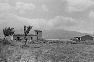 Altomonte, casolare in campagna.1975 (ph. Michele Santoro)