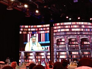 la biblioteca virtuale che fa da sfondo al discorso inaugurale dello Shaykh Sultan al Qasimi