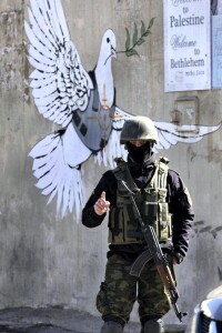 La colomba della pace indossa il giubbotto antiproiettile, di Banksy