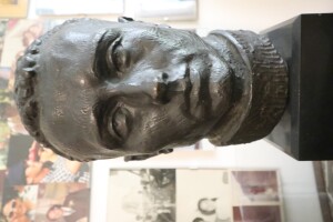Ritratto in bronzo del volto di Giuseppe Caronia giovane