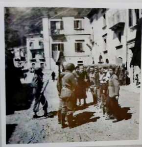 veduta di Lama di Peligni nel 1945 con soldati dell'esercito alleato (per gentile concessione di Enrico Del Pizzo).