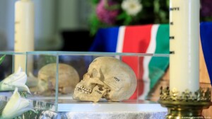 dettaglio da una cerimonia di accoglienza di resti umani rimpatriati in Namibia dalla Germania (Windhoek, agosto 2018). Immagine: @ picture-alliance/AA/A. Hosbas c/o www.dw.com