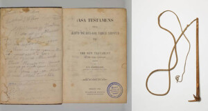 La copia in lingua nama del Nuovo Testamento e il frustino appartenuti al Capitano Hendrik Witbooi nella collezione del Linden-Museum Stuttgart dal 1902 e rimpatriati in Namibia nel