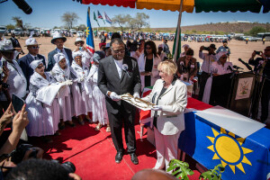 Un momento (a Gibeon) delle cerimonie di accoglienza dei due oggetti appartenuti al Capitano Hendrik rimpatriati il 28 febbraio 2029 in Namibia. In primo piano, Hage Geingob (Presidente della Repubblica della Namibia dal 2015 al 2024) e Theresia Bauer (Ministra del Baden-Württemberg per la Ricerca, la Scienza e l’Arte dal 2011 al 2022). Immagine: © Shawn van Eden / MWK c/o https://sammlung-digital.lindenmuseum.de 