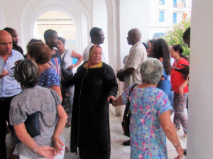 Donna musulmana entra a rendere omaggio alla Madonna di Trapani nella chiesa a La Goulette, 15 agosto 2017 (ph. Carmelo Russo)