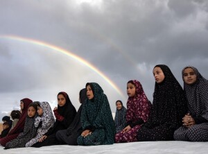 La festa per la fine del Ramadan: Campo profughi di Rafah, Striscia di Gaza (EPA/HAITHAM IMAD/ansa) https://www.ilpost.it/2024/04/10/eid-al-fitr-2024-ramdan-fine-festa/gaza-displaced-palestinians-perform-eid-al-fitr-prayer/