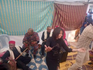 Una festa con danze Stambeli nel governatorato di Ben Arous, a conclusione del Festival della Permacultura 2023 organizzato dall’Association Tunisienne de Permaculture (ph. Jevan Joseph Pudota)
