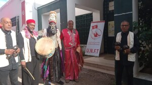Il gruppo Stambeli dell’evento a Naassen. La figura incappucciata rappresenta Bū Sa’dīyya (ph. Jevan Joseph Pudota)