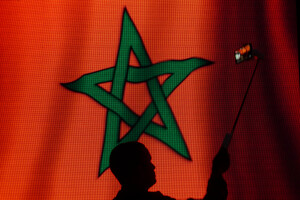 La bandiera nazionale del Marocco proiettata sul maxischermo, Festival des Cerises, Sefrou, 2019. Foto di Michela Buonvino.