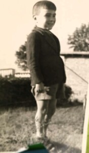l'autore, a cinque anni circa
