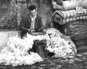 Cardatura tradizionale della lana ei materassi